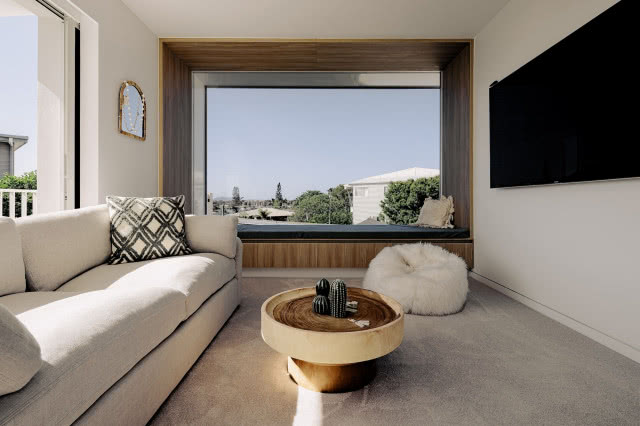 Wnętrze z panoramicznym oknem