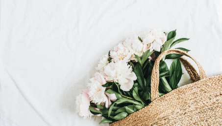 Sztuczne kwiaty w mieszkaniu - kicz czy trafiony powrót do przeszłości?