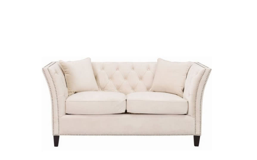 Elegancja, ponadczasowość, dobrej jakości tkaniny, szkło, pikowania to cechy wnętrza do którego pasowałaby ta sofa. Mowa o stylu: