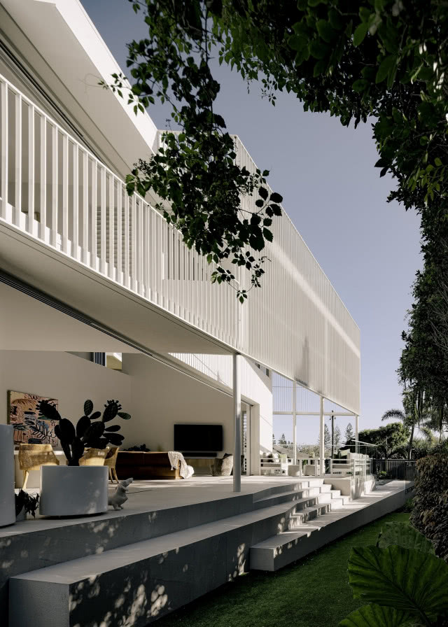 Widok na tarasy od strony ogrodu