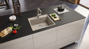 Kaszmirowa kuchnia i pasujące do niej zlewozmywaki Franke