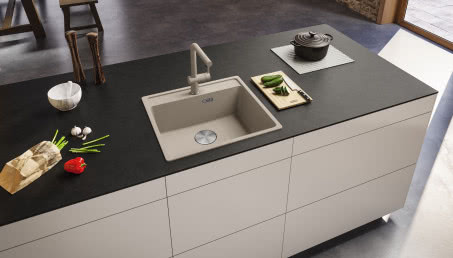 Kaszmirowa kuchnia i pasujące do niej zlewozmywaki Franke