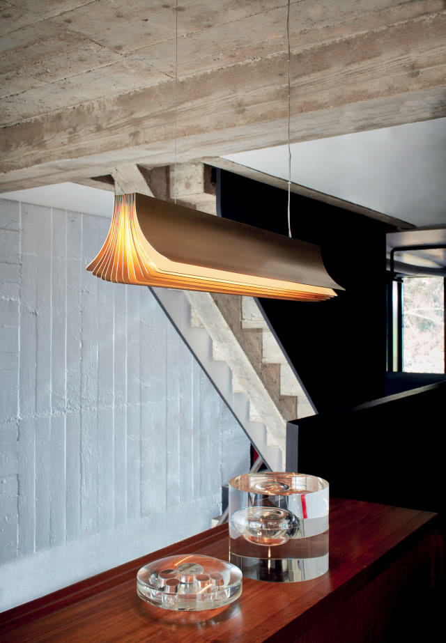 lampa wisząca która przypomina książkę