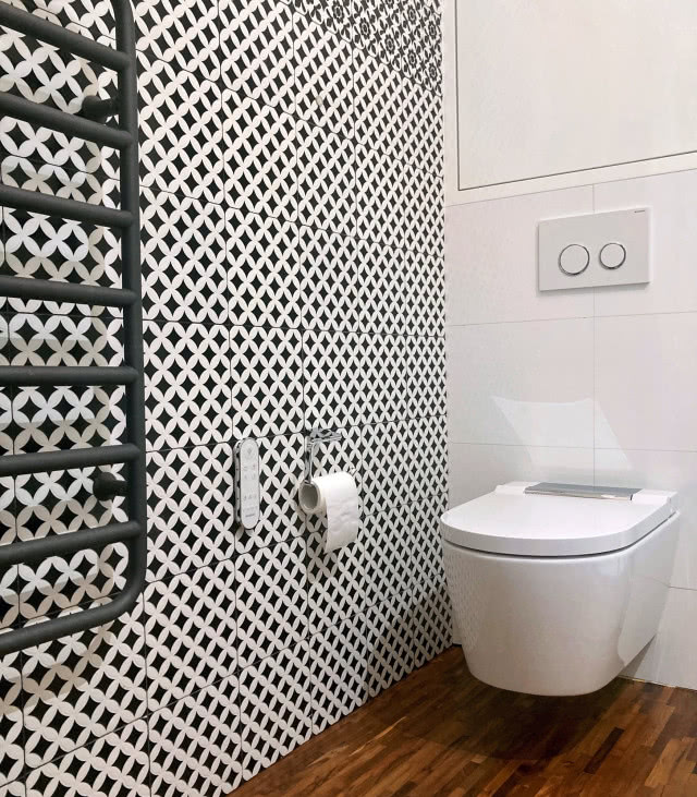 Geberit AquaClean Sela kusi elegancją i pięknem  
oraz spełnia najsurowsze wymogi względem  
jakości. Ta toaleta myjąca o purystycznym 
i eleganckim wzornictwie ma przewagę dzięki wysokiej klasy materiałom i spełnia  
oczekiwania wyrafinowanych koneserów.