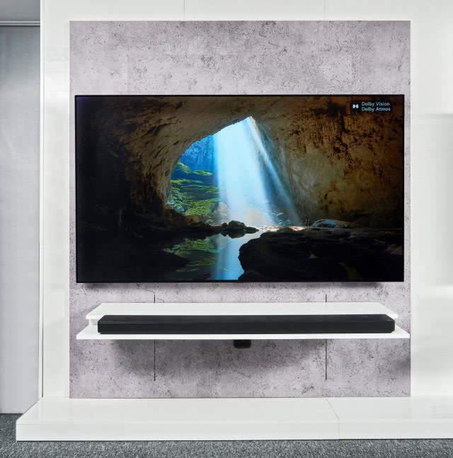 telewizor wiszący na ścianie z betonu, jaskinia, woda rośliny