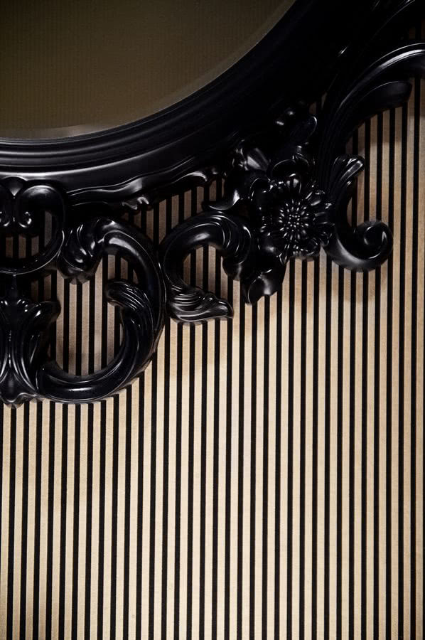 Kolejne stylowe lustro w rzeźbionej ramie, tym...