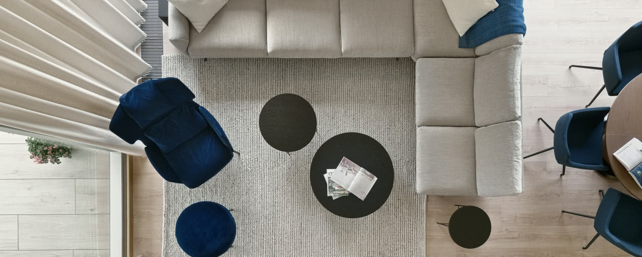 Minimalistyczny dom na Kaszubach. Ma wysoki sufit nad salonem i antresolę!