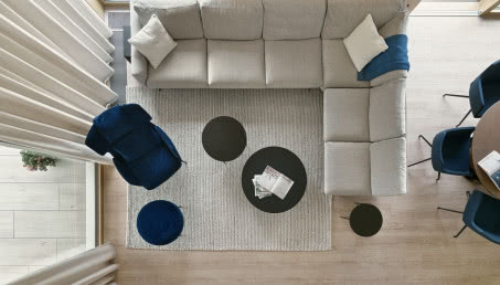 Minimalistyczny dom na Kaszubach. Ma wysoki sufit nad salonem i antresolę!