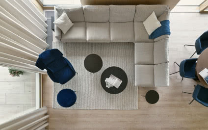 Minimalistyczny dom na Kaszubach. Ma wysoki sufit nad salonem i antresolę!