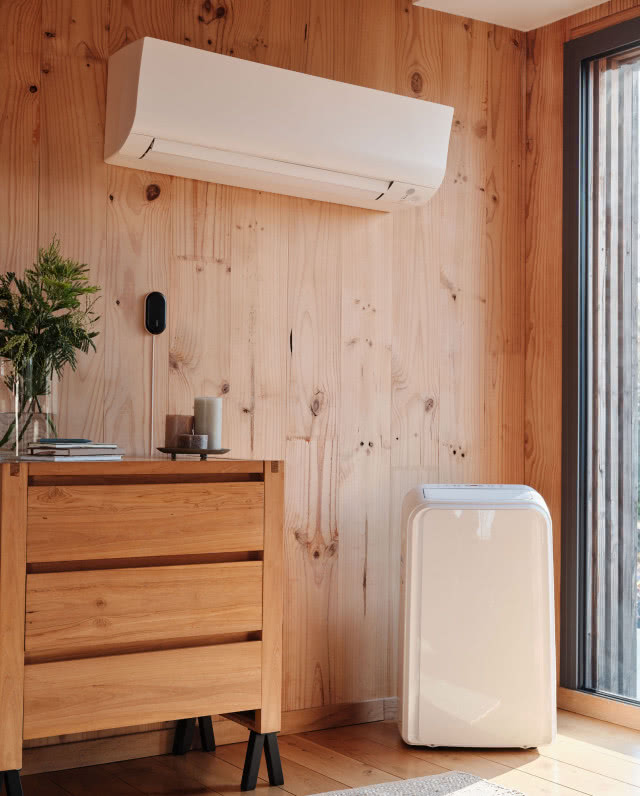 komoda, oczyszczacz powietrza, klimatyzacja, drewno na ścianie, drewniane panele na podłodze, okno balkonowe, świece, wazon z kwiatami