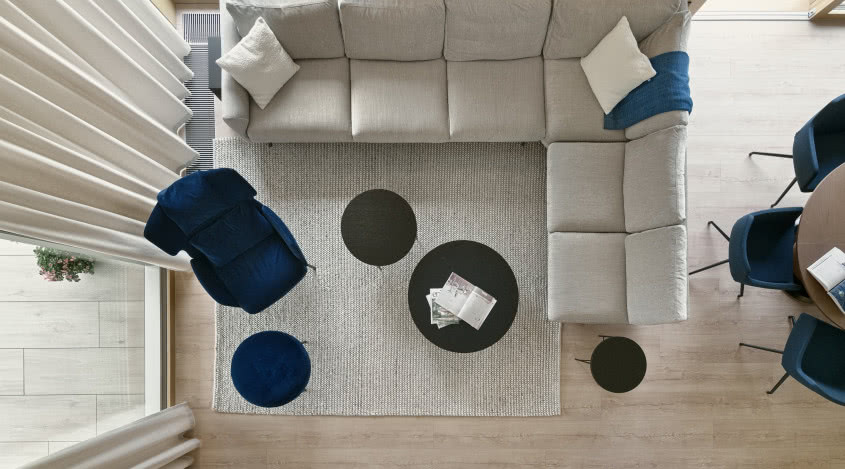 Minimalistyczny dom na Kaszubach. Ma wysoki sufit nad salonem i antresolę!