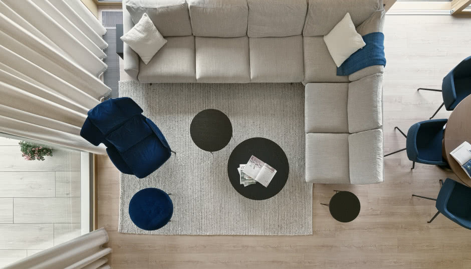 Minimalistyczny dom na Kaszubach. Ma wysoki sufit nad salonem i antresolę!