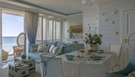 Skąpany w błękicie. Nadmorski apartament w stylu hamptons