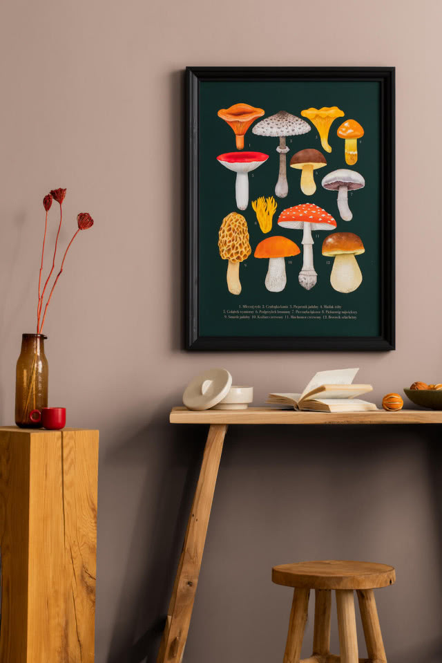 plakat z grzybami nad biurkiem