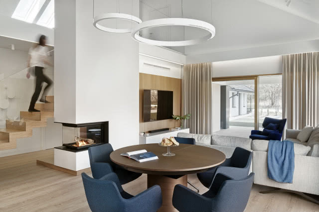 Minimalistyczny salon z drewnianymi meblami