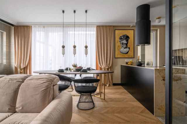 Jednym ze znaków rozpoznawczych Samanty Michalewicz są idealnie zaaranżowane sztukaterie ścienne, ciepłe tonacje i drewniana posadzka w formie jodełki francuskiej. 