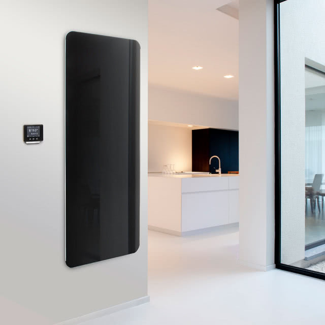 salom, duży czarny grzejnik na podczerwień, kuchnia, wyspa kuchenna, białe fronty kuchenne, bateria zlewozmywakowa