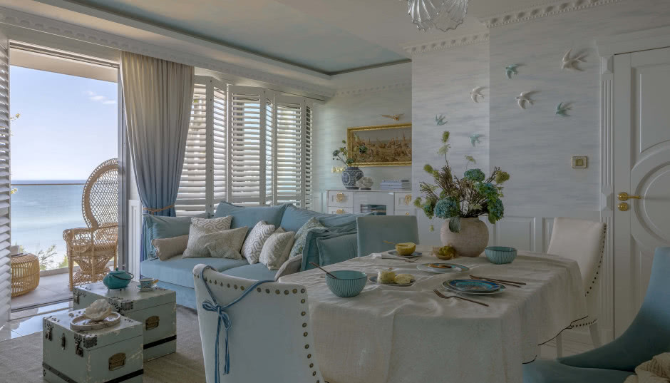 Skąpany w błękicie. Nadmorski apartament w stylu hamptons