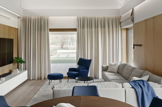 Minimalistyczny salon z drewnianymi meblami