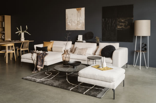 Biała sofa w czarnym salonie