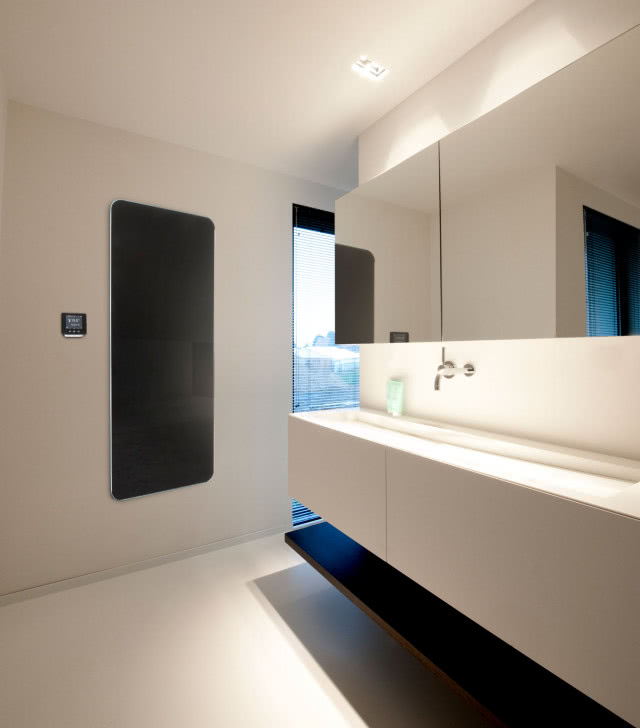 łazienka, grzejnik na podczerwień, duże lustro, umywalka, bateria podtynkowa, żaluzje