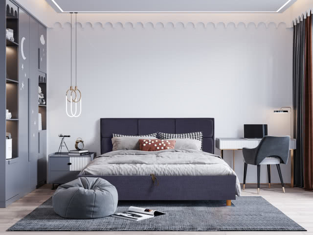 granatowe łóżko w sypialni, biurko, krzesło, komputer, pufa, szafa, dywan, stolik nocny