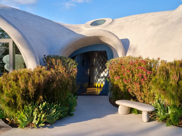 wejście z niebieskim drzwiami