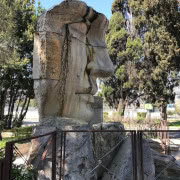 Igor Mitoraj, „Upadły Anioł”. Rzeźba znajduje...