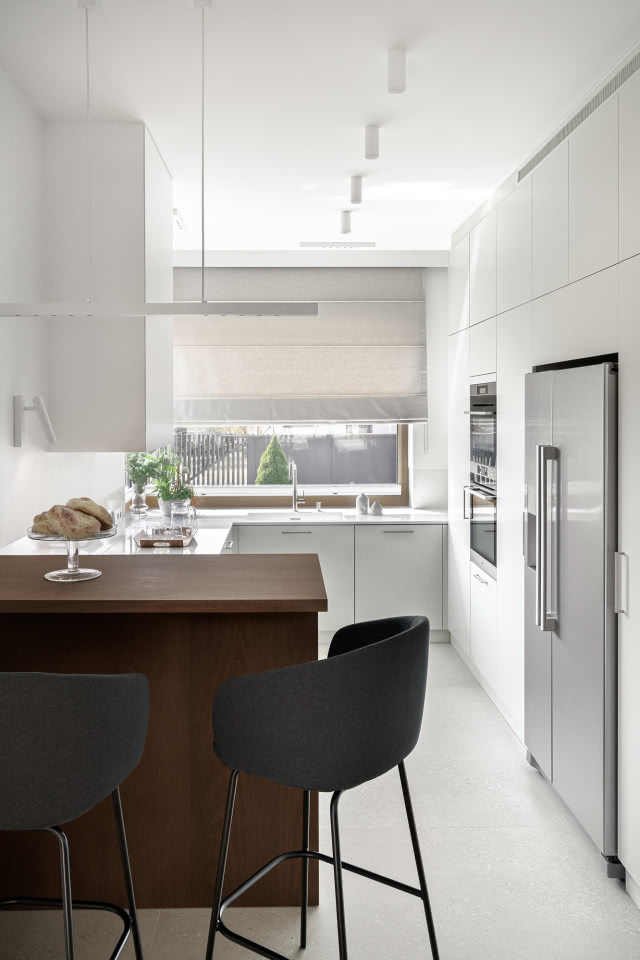 Biała kuchnia z drewnianym półwyspem