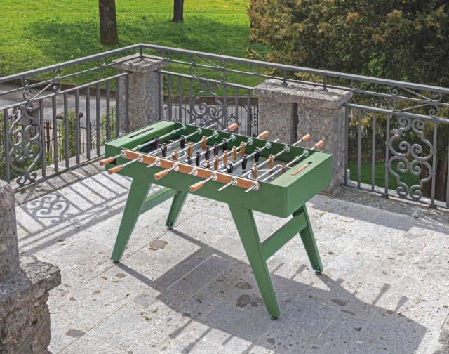 Zielony stół do piłkarzyków na tarasie