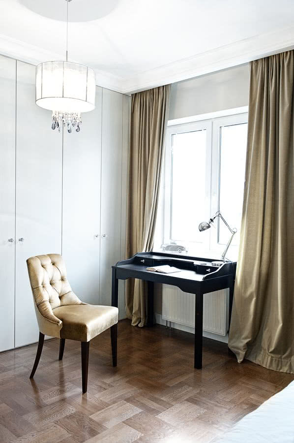 Kącik do pracy w sypialni.