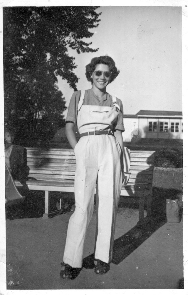 Hanna Lachert w modnej stylizacji i okularach