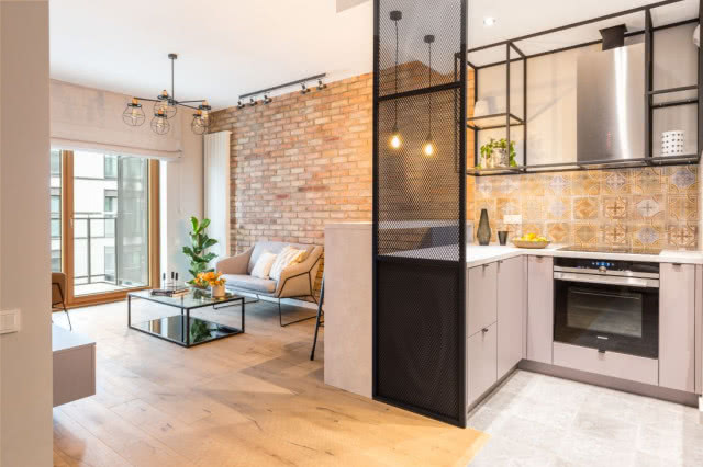 Kawalerka w stylu industrialnym z cegłą na ścianie