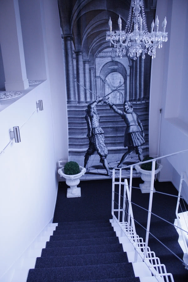 Motywy szermiercze w wystroju Akademii Broni.