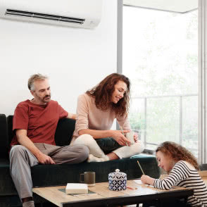 salon, rodzice i córka, kanapa, stolik, dziewczynka rysuje przy stoliku, klimatyzacja