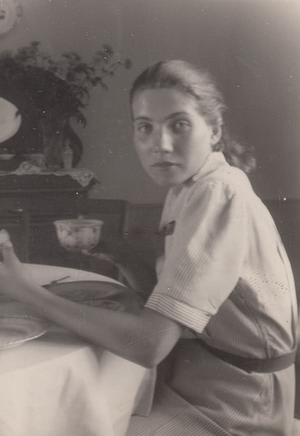 Hanna Lachert siedząca przy biurku