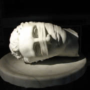 Igor Mitoraj, „Upadły Anioł”. Rzeźba znajduje...