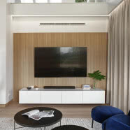 Minimalistyczny dom na Kaszubach. Ma wysoki sufit nad salonem i antresolę!