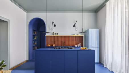 Kolorowy apartament w Mediolanie. Kuchnia robi wrażenie!
