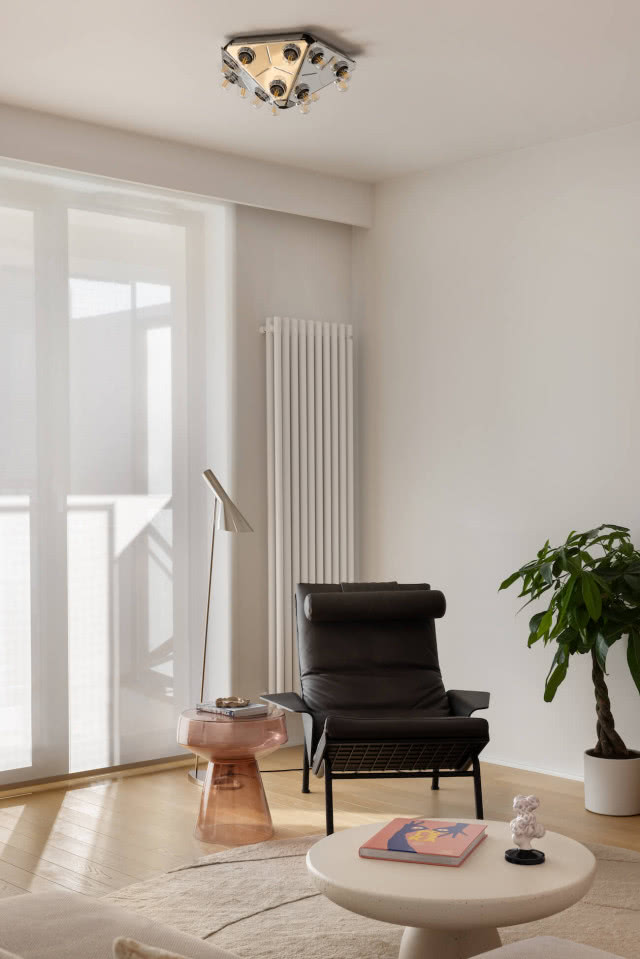 fotel czarny w salonie