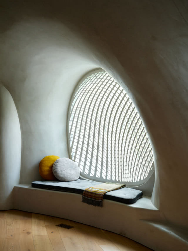 wypukłe okno z ławą