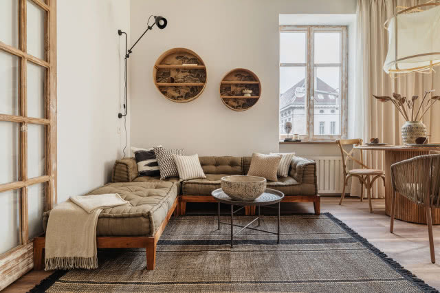 rustykalny salon z dużymi oknami vintage