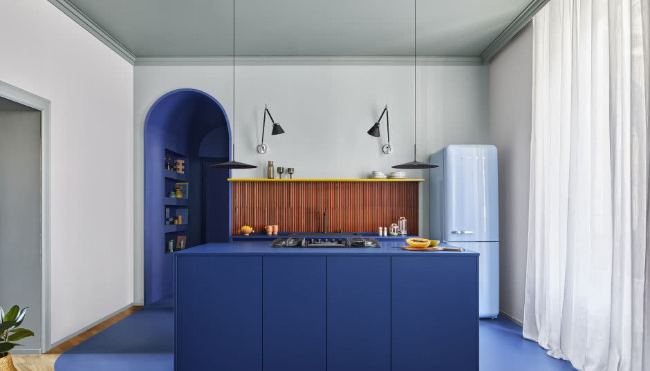 Kolorowy apartament w Mediolanie. Kuchnia robi wrażenie!