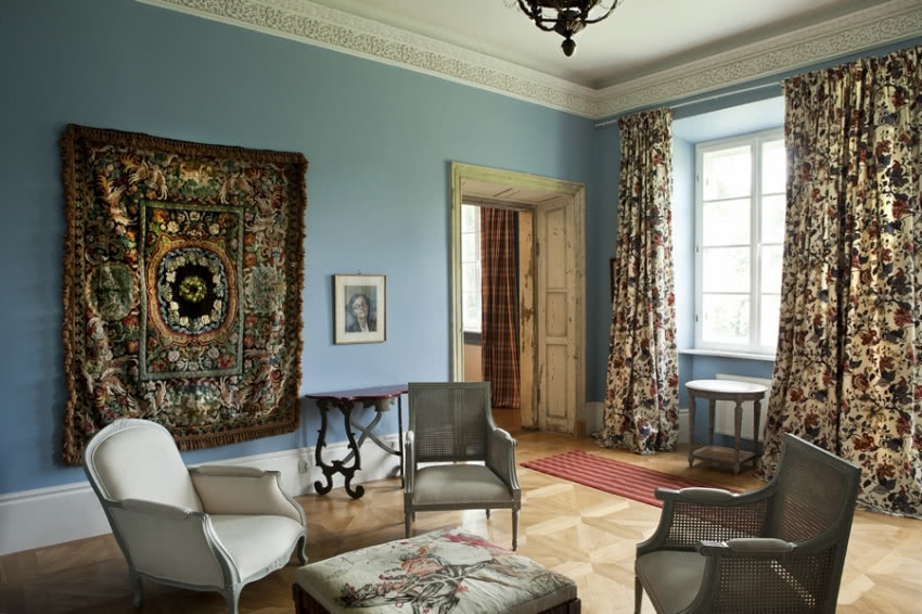 Pani Beata sama dobiera tkaniny, kupuje zasłony...