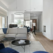 Minimalistyczny dom na Kaszubach. Ma wysoki sufit nad salonem i antresolę!