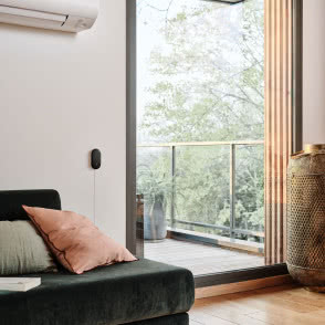 klimatyzacja, kanapa, poduszki ozdobne, taras, żaluzje pionowe