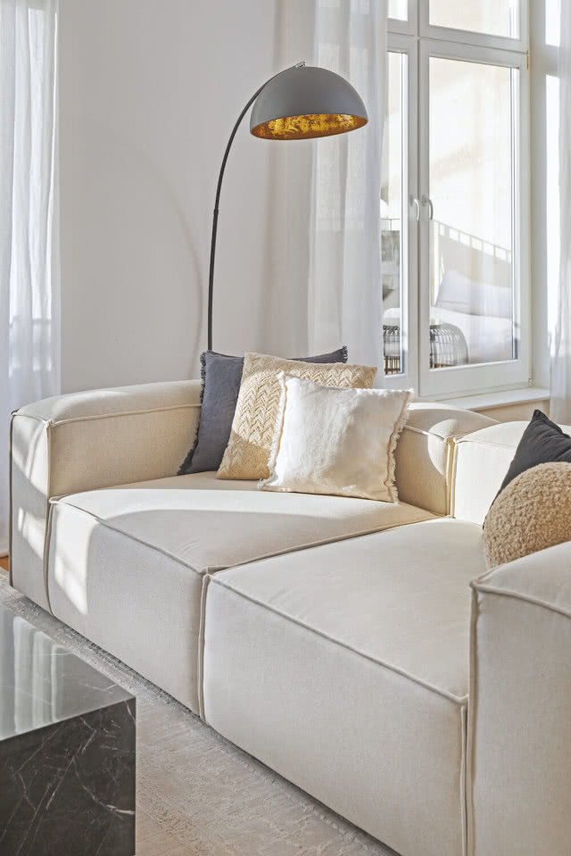 kącik wypoczynkowy kanapa z lampą stojącą