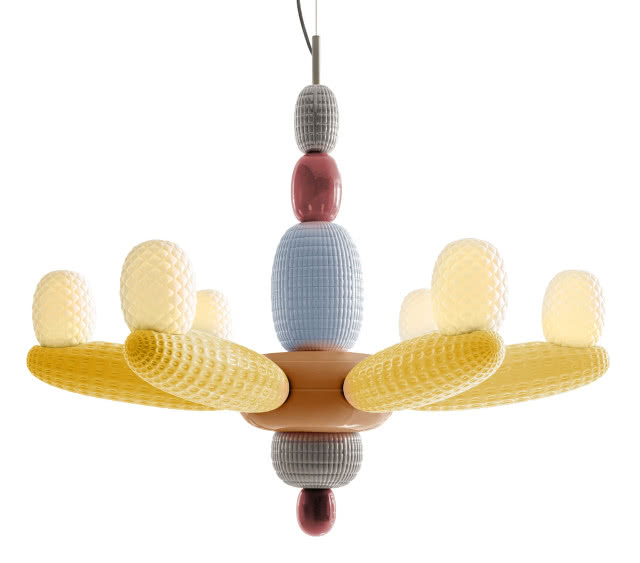 Żyrandol Soft Blown to projekt Nichetto Studio. Lampa składa się z porcelanowych „balonów” o różnych fakturach i kolorach. 