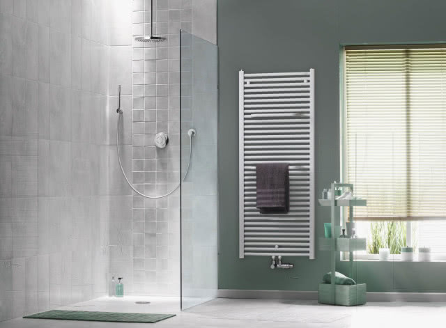 łazienka w kolorze szarymi miętowym, kabina prysznicowa, duży grzejnik, żaluzje