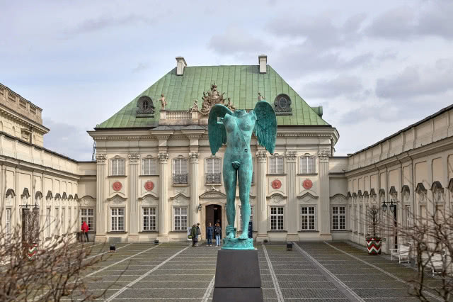 rzeźba Igora Mitoraj na tle pałacu pod Blachą